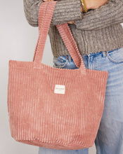 Charger l'image dans la galerie, Grosse Tasche aus softem Cord blush