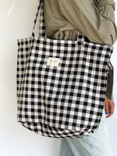 Load image into Gallery viewer, Grosse Tasche aus bedrucktem Leinen check schwarz