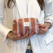 Load image into Gallery viewer, Necessaire aus bedrucktem Leinen stripes terracotta