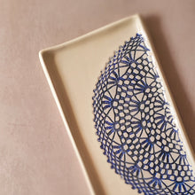 Lade das Bild in den Galerie-Viewer, Servierplatte crochet creme royalblau
