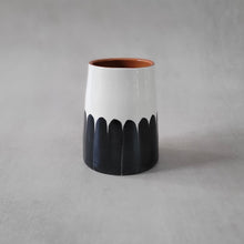 Lade das Bild in den Galerie-Viewer, Vase Vulkan klein Säulen schwarz
