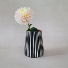Load image into Gallery viewer, Vase Vulkan klein gestreift schwarz