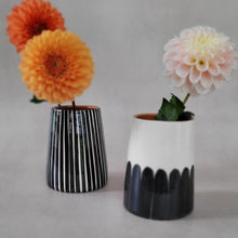 Load image into Gallery viewer, Vase Vulkan klein Säulen schwarz