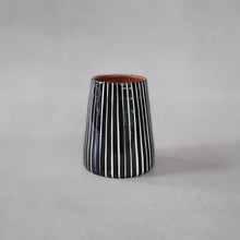 Load image into Gallery viewer, Vase Vulkan klein gestreift schwarz