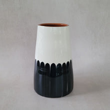 Lade das Bild in den Galerie-Viewer, Vase Vulkan gross Säulen schwarz
