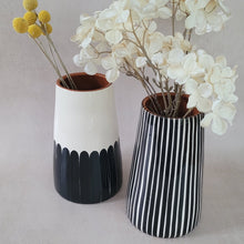 Load image into Gallery viewer, Vase Vulkan gross gestreift schwarz