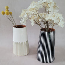 Load image into Gallery viewer, Vase Vulkan gross gestreift schwarz