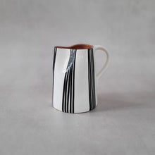 Load image into Gallery viewer, Krug 0.6 l gruppiert gestreift schwarz