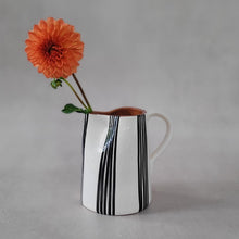 Load image into Gallery viewer, Krug 0.6 l gruppiert gestreift schwarz