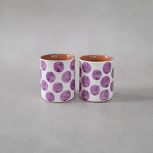 Load image into Gallery viewer, Kaffeebecher Punkte lila