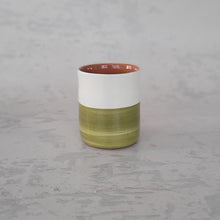 Lade das Bild in den Galerie-Viewer, Kaffeebecher halb pistache