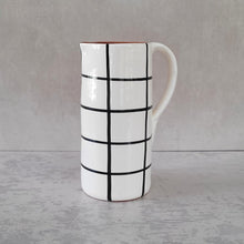 Load image into Gallery viewer, Gerader Krug gross 1.3 l kariert schwarz