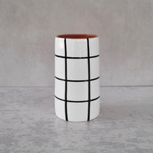 Load image into Gallery viewer, Gerade Vase kariert schwarz