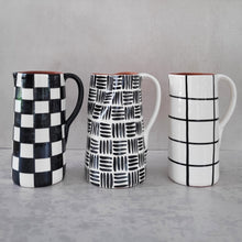 Load image into Gallery viewer, Gerader Krug gross 1.3 l kariert schwarz