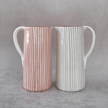 Load image into Gallery viewer, Gerader Krug gross 1.3 l gestreift zwiebel