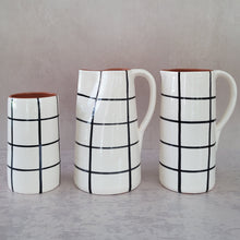 Load image into Gallery viewer, Gerade Vase kariert schwarz