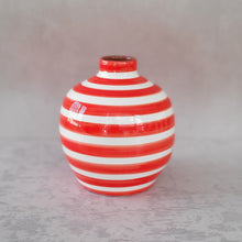Lade das Bild in den Galerie-Viewer, Runde Vase geringelt rot