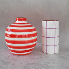 Lade das Bild in den Galerie-Viewer, Runde Vase geringelt rot