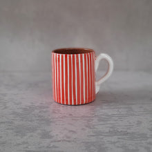 Load image into Gallery viewer, Tasse hoch gestreift rot