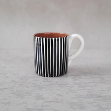 Load image into Gallery viewer, Tasse hoch gestreift schwarz