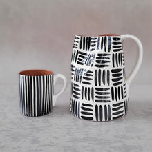 Load image into Gallery viewer, Tasse hoch gestreift schwarz