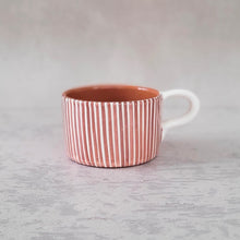Charger l'image dans la galerie, Tasse breit gestreift zwiebel