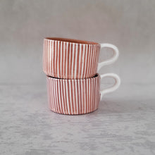 Charger l'image dans la galerie, Tasse breit gestreift zwiebel