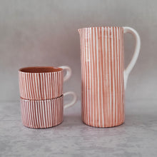 Charger l'image dans la galerie, Tasse breit gestreift zwiebel