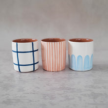 Load image into Gallery viewer, Kaffeebecher gestreift zwiebel