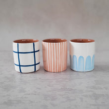 Load image into Gallery viewer, Kaffeebecher Säulen babyblau