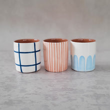 Load image into Gallery viewer, Kaffeebecher kariert denim