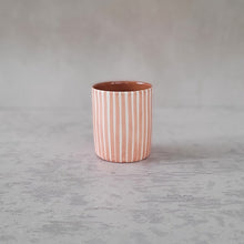 Load image into Gallery viewer, Kaffeebecher gestreift zwiebel