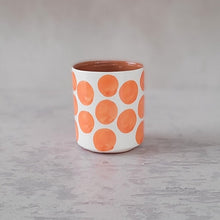 Load image into Gallery viewer, Kaffeebecher Punkte orange