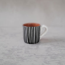 Load image into Gallery viewer, Espressotasse gestreift schwarz