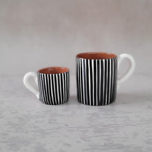Load image into Gallery viewer, Espressotasse gestreift schwarz