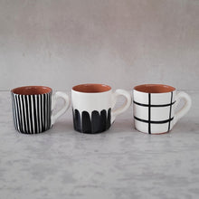 Load image into Gallery viewer, Espressotasse gestreift schwarz