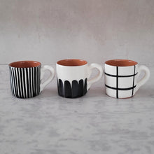 Lade das Bild in den Galerie-Viewer, Espressotasse kariert schwarz