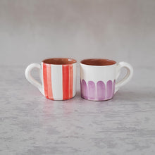 Load image into Gallery viewer, Espressotasse zweifarbig gestreift rot