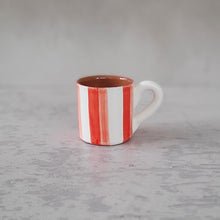 Load image into Gallery viewer, Espressotasse zweifarbig gestreift rot