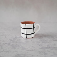 Lade das Bild in den Galerie-Viewer, Espressotasse kariert schwarz