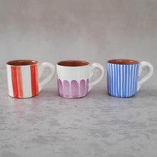 Load image into Gallery viewer, Espressotasse zweifarbig gestreift rot