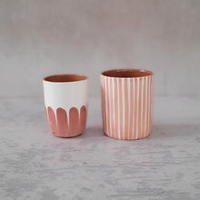 Load image into Gallery viewer, Kaffeebecher gestreift zwiebel