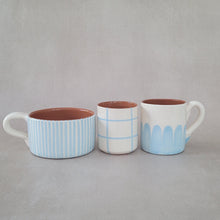Load image into Gallery viewer, Kaffeebecher kariert babyblau