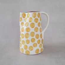 Load image into Gallery viewer, Maxi-Krug 1.5 l Punkte ocker