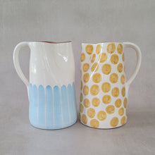 Load image into Gallery viewer, Maxi-Krug 1.5 l Punkte ocker