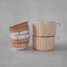 Load image into Gallery viewer, Tasse breit gestreift beige