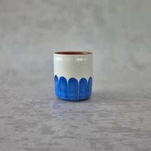 Load image into Gallery viewer, Kaffeebecher Säulen blau
