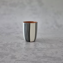 Load image into Gallery viewer, Espressobecher gruppiert gestreift schwarz