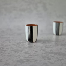 Load image into Gallery viewer, Espressobecher gruppiert gestreift schwarz