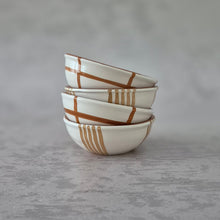 Load image into Gallery viewer, Tapasbowl gruppiert gestreift beige